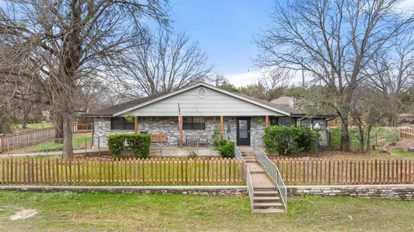 $1,800 | 2708 Cedarhill Street, Granbury, TX 76048