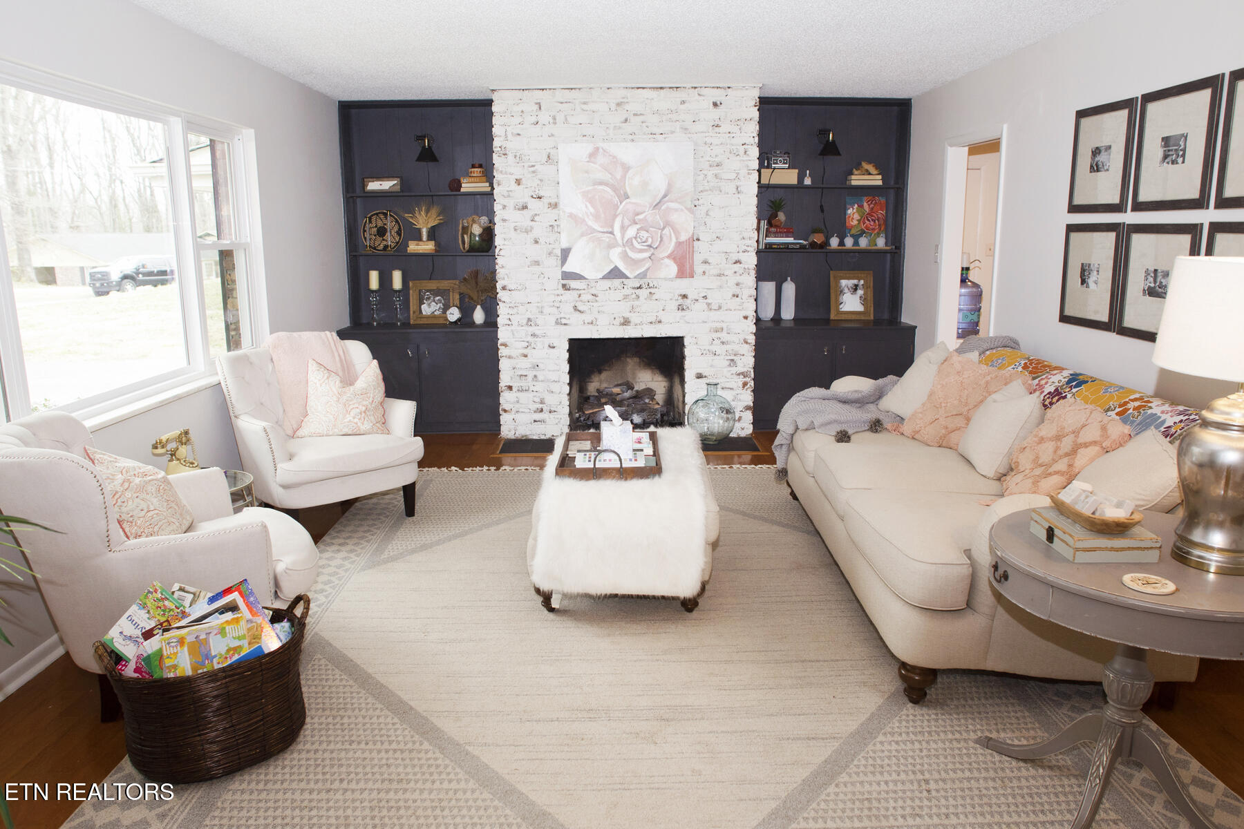 1036 West Outer Drive Oak Ridge, TN 37830 - Photo 5 of 45 Living Room
