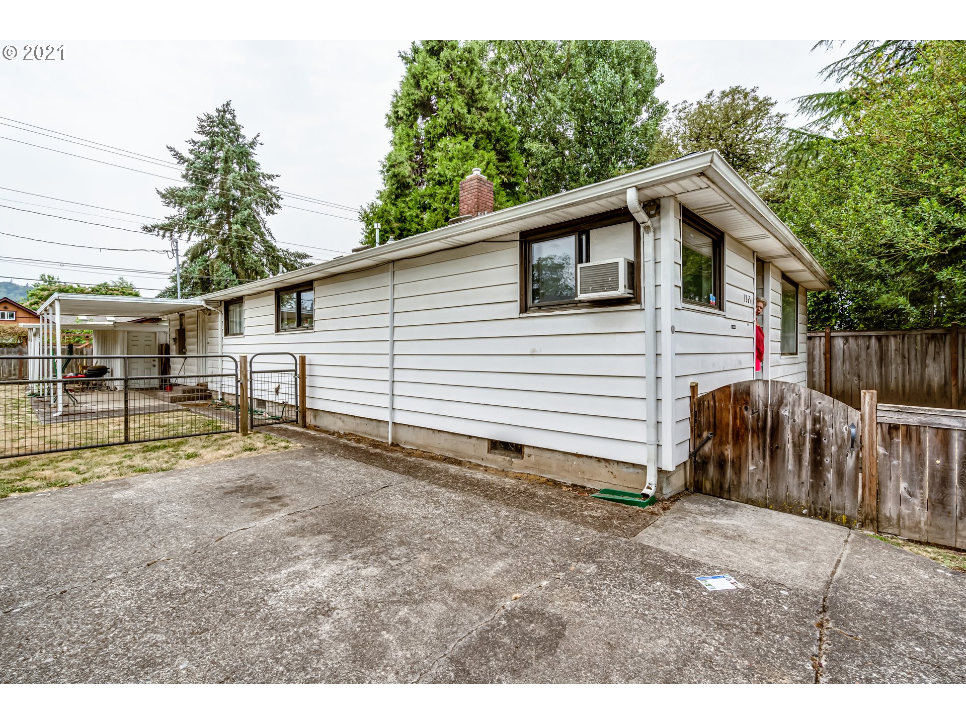 1265 E Street Springfield, OR 97477 - Photo 3 of 19