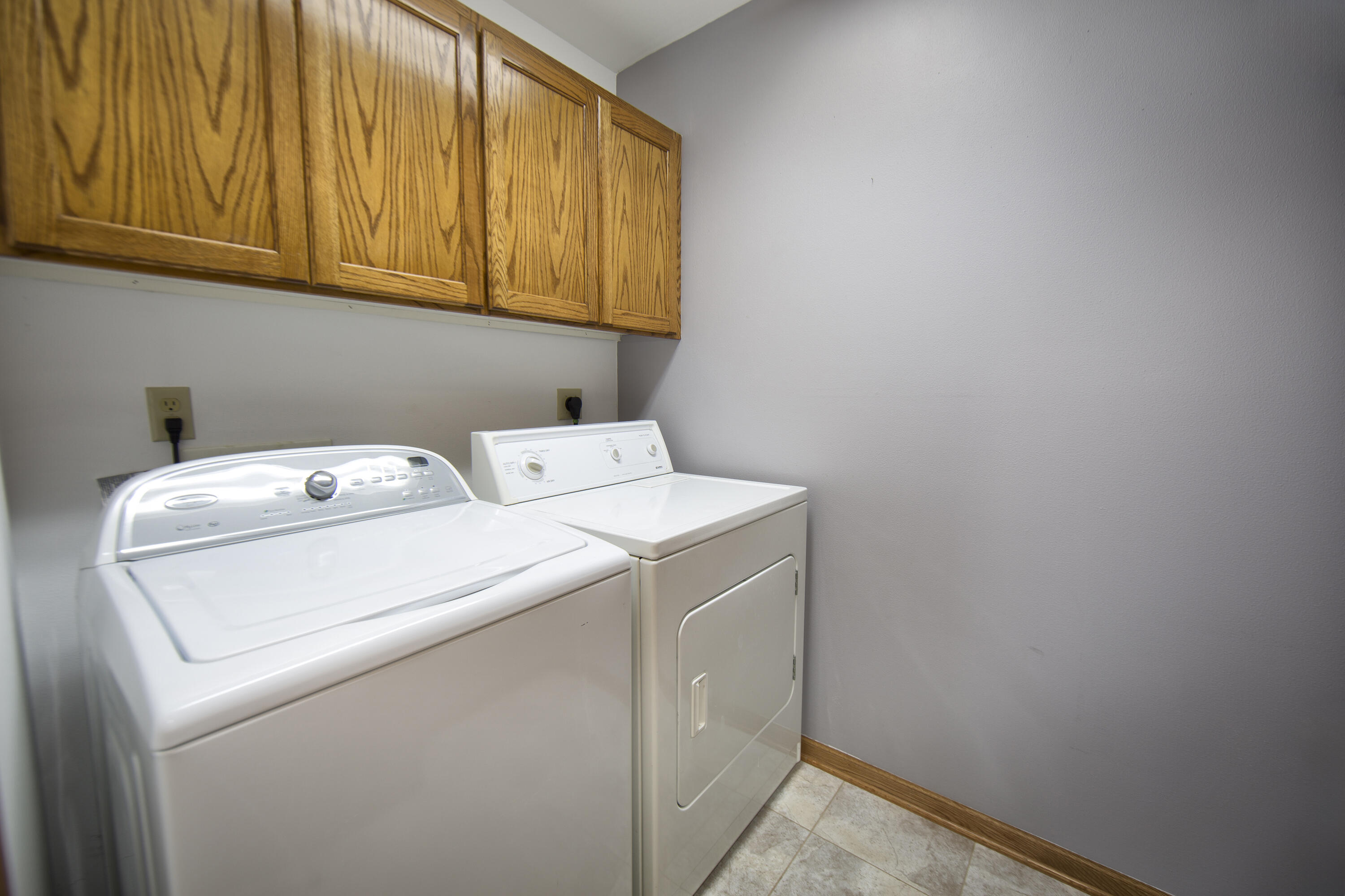984 Bay View Circle Mukwonago, WI 53149 - Photo 15 of 35 Laundry