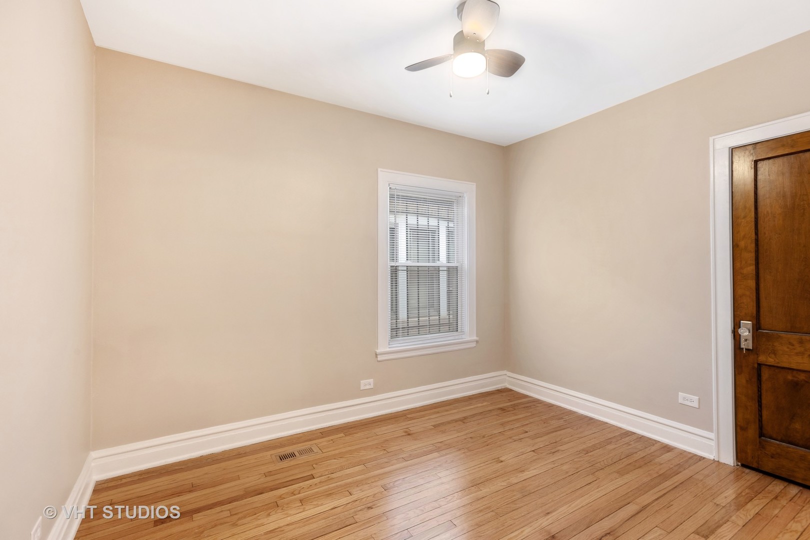 7949 South Manistee Avenue Chicago, IL 60617 - Photo 6 of 19