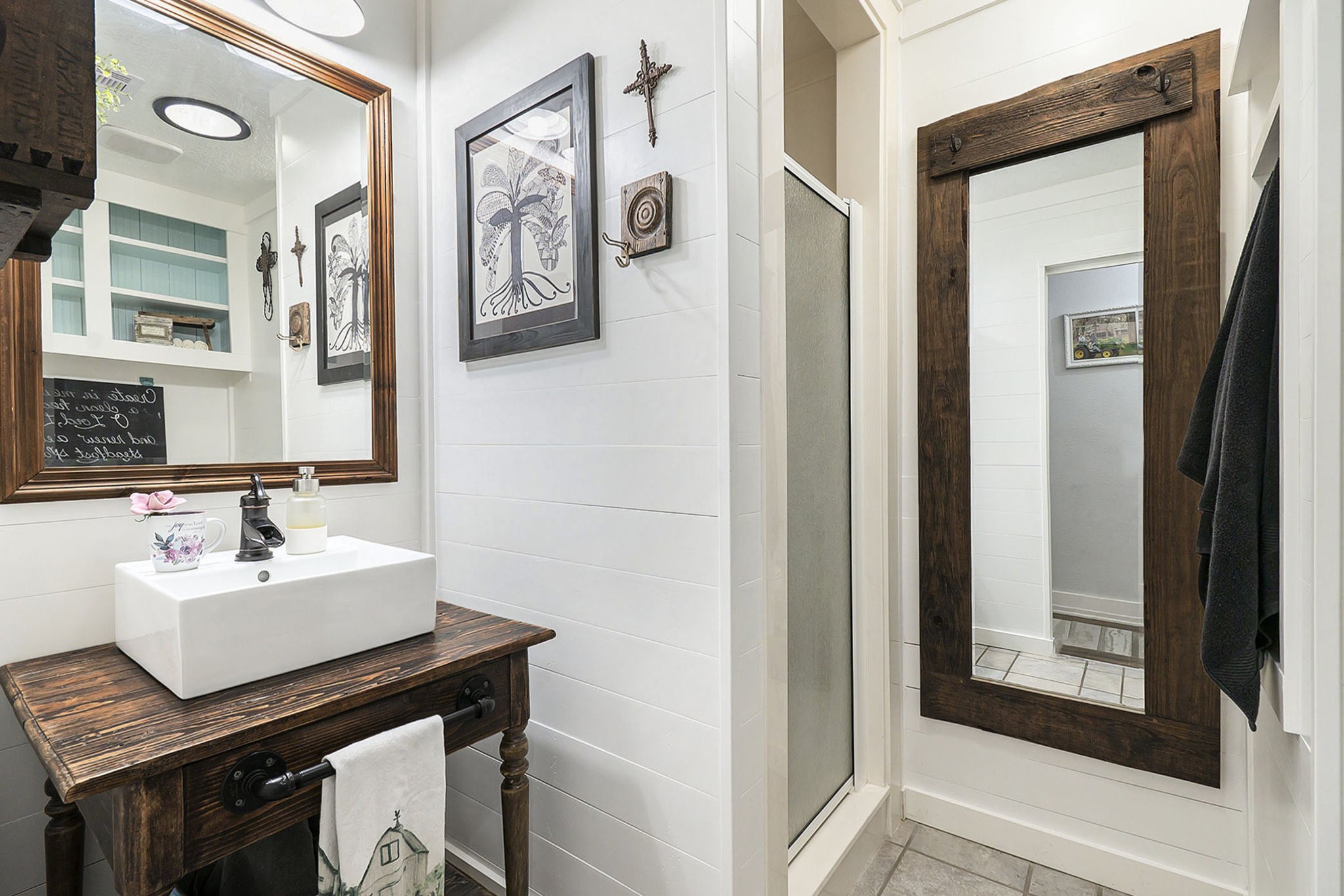 7363 County Line Road Willis, TX 77378 - Photo 13 of 34 Stylish guest bath featuring a modern shower.
