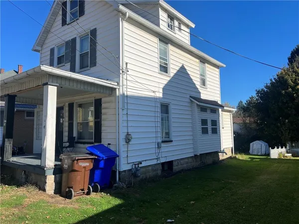 a view of a house with backyard