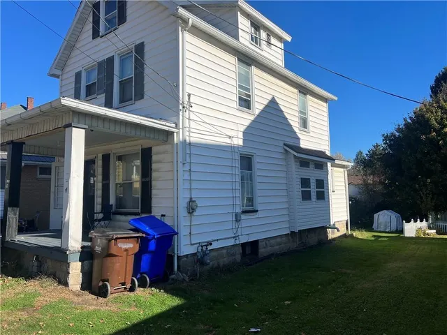 a view of a house with backyard