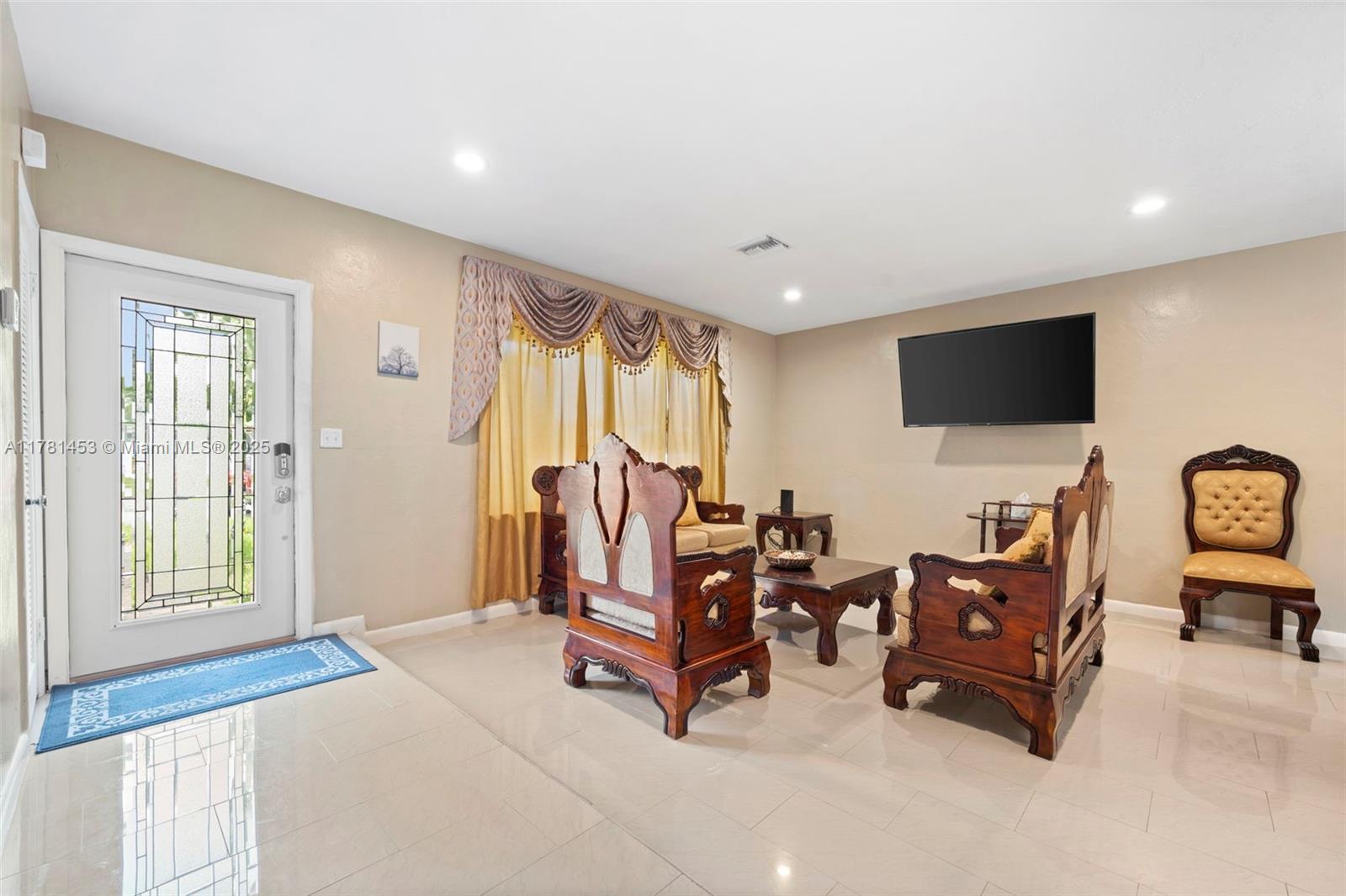 Biscayne Gardens Miami, FL 33167 - Photo 3 of 22