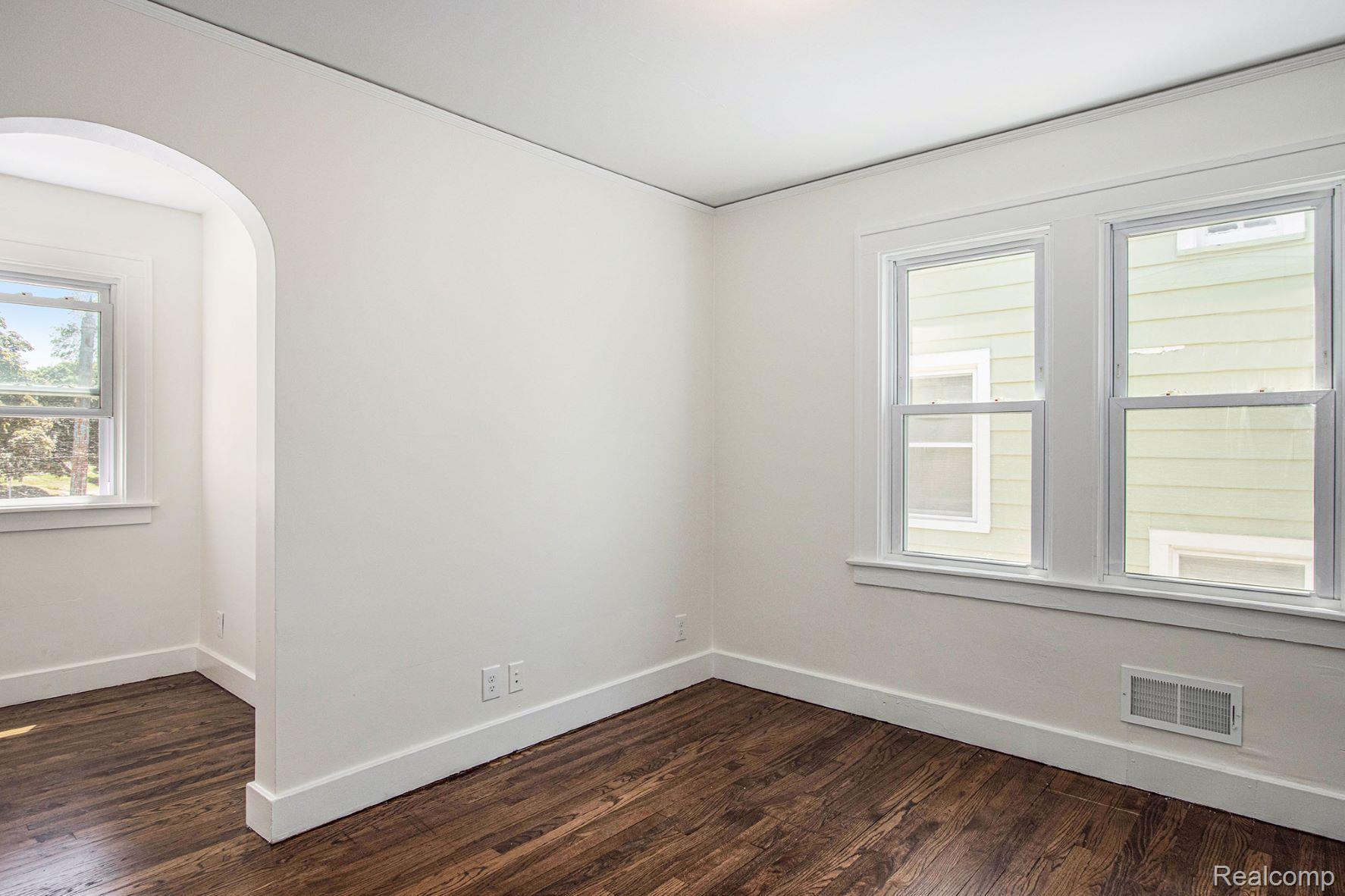 117 Mohawk Road Pontiac, MI 48341 - Photo 17 of 19 Upper bedroom & alcove overlooking front of house