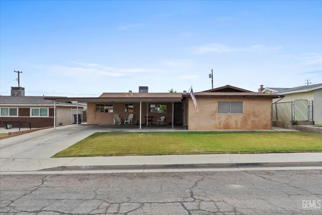 a view of a yard in front of a house