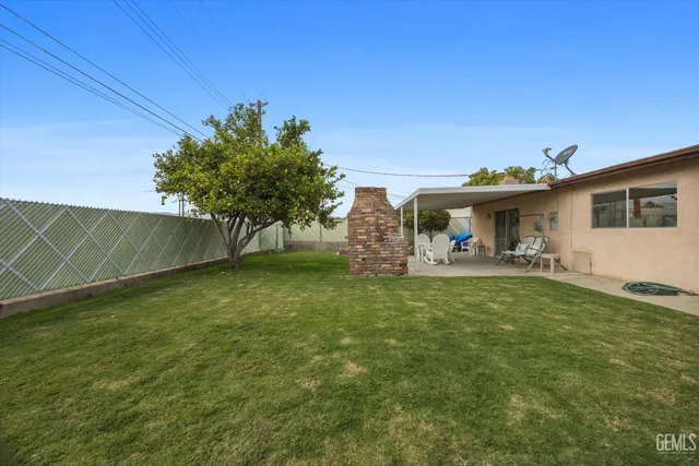 a view of a house with a back yard