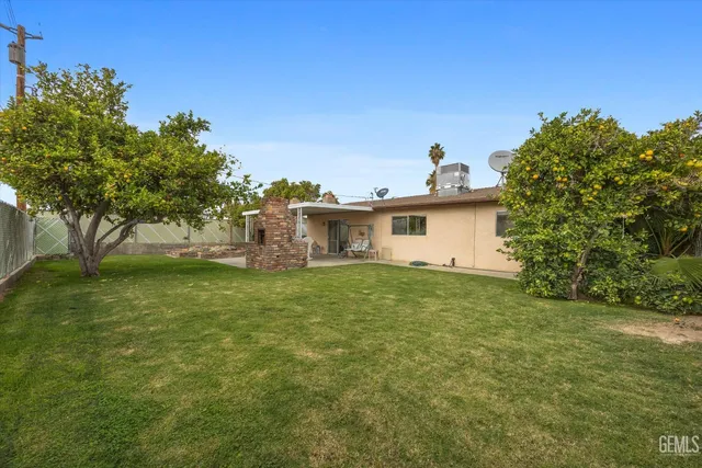 a view of a house with a backyard