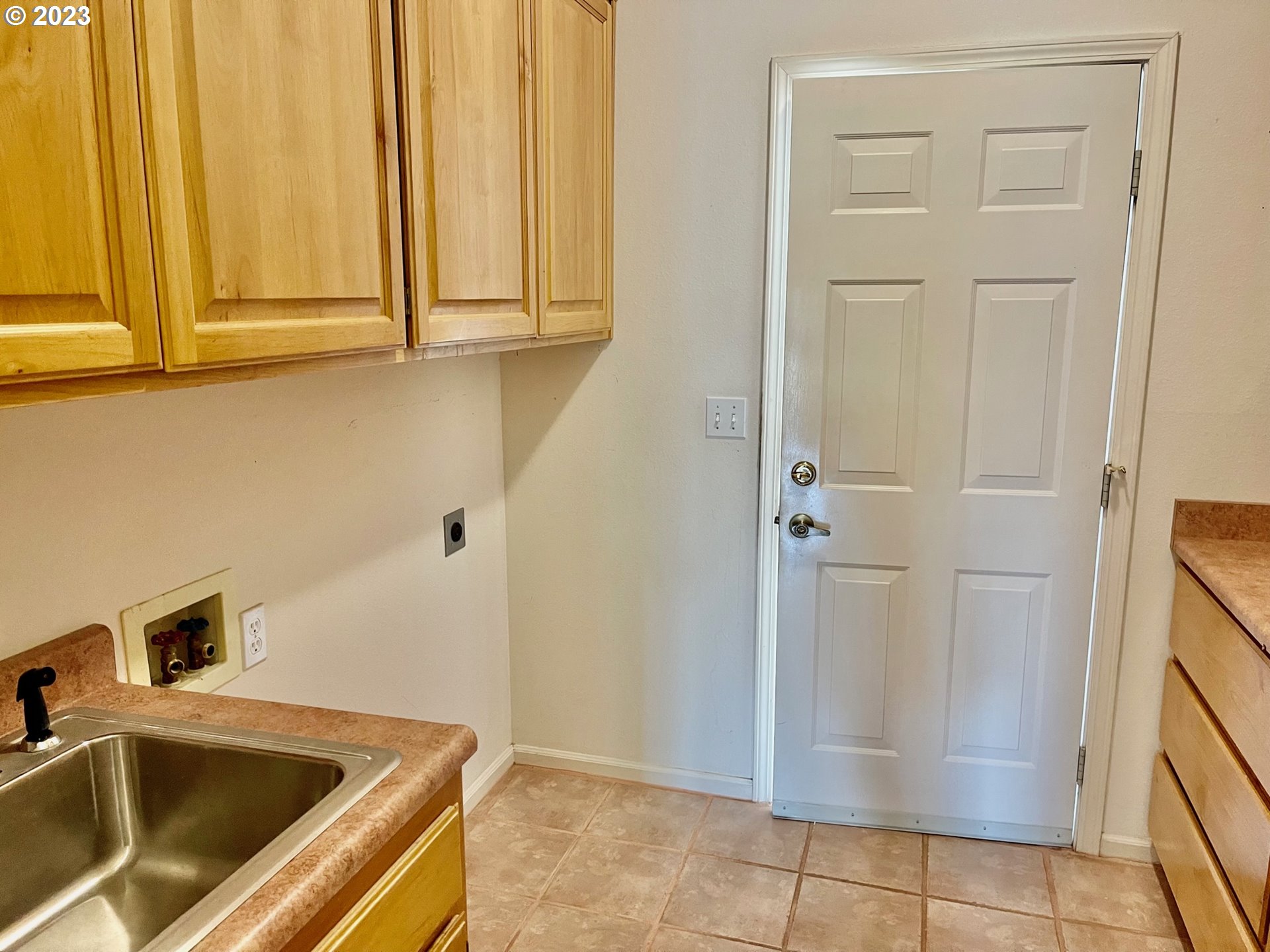 919 3rd Street Brookings, OR 97415 - Photo 28 of 36 a bathroom with a sink and a tub