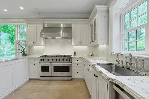 $2,950,000 | 7 Forest Circle, New Rochelle, NY 10804