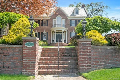 $2,950,000 | 7 Forest Circle, New Rochelle, NY 10804