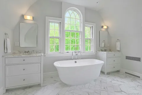 $2,950,000 | 7 Forest Circle, New Rochelle, NY 10804