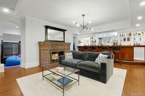 $2,950,000 | 7 Forest Circle, New Rochelle, NY 10804
