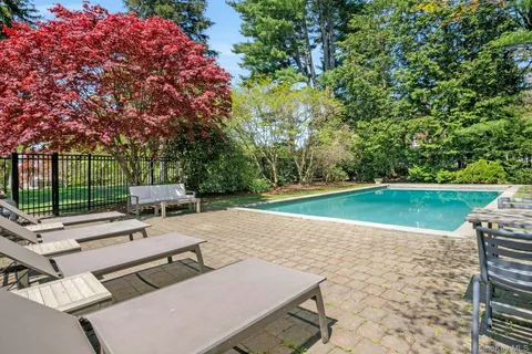 $2,950,000 | 7 Forest Circle, New Rochelle, NY 10804