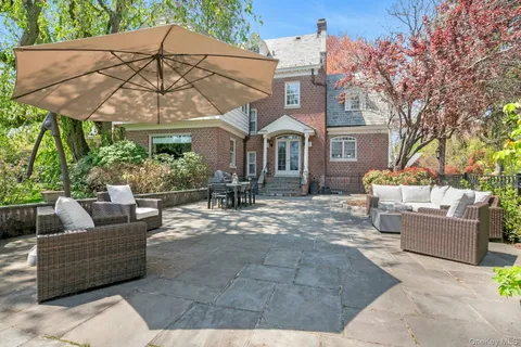 $2,950,000 | 7 Forest Circle, New Rochelle, NY 10804
