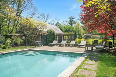 $2,950,000 | 7 Forest Circle, New Rochelle, NY 10804