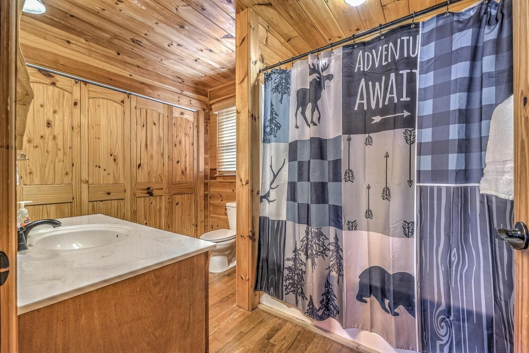 398 Pin Oak Road Murphy, NC 28906 - Photo 24 of 30 a bathroom with a bathtub and shower