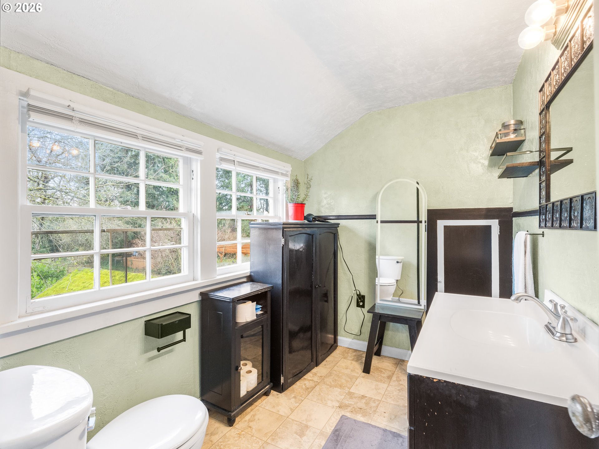 1564 Center Street Northeast Salem, OR 97301 - Photo 9 of 23