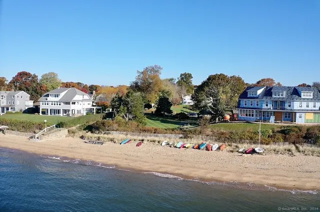 a picture of street with view of houses