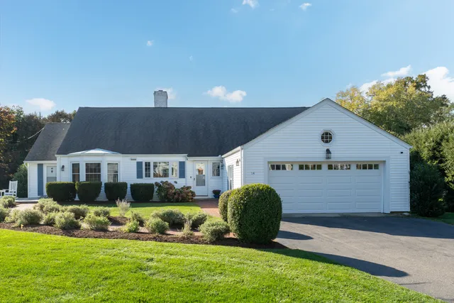 a view of house with garden
