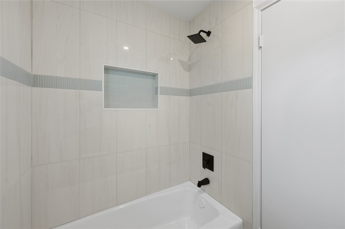 210 Ridgemont Drive Alvin, TX 77511 - Photo 19 of 25 a bathroom with a bathtub