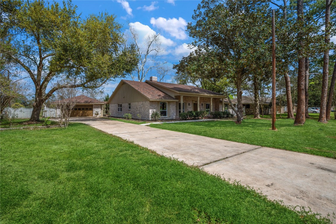 210 Ridgemont Drive Alvin, TX 77511 - Photo 2 of 25 a front view of house with yard and green space