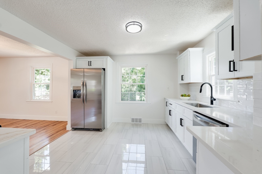 1386 Piper Road West Springfield, MA 01089 - Photo 8 of 39