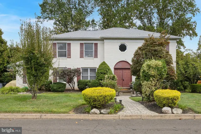 $815,000 | 21 Roy Lane, Huntingdon Valley, PA 19006