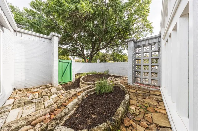 a view of a back yard of the house