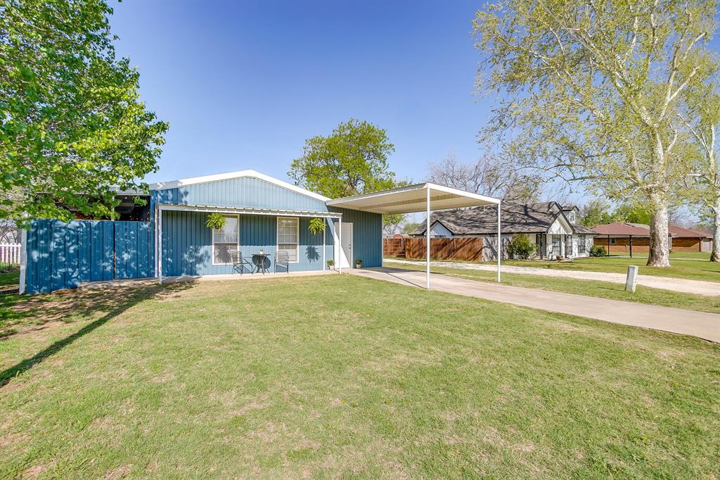 303 Gandy Street Lipan, TX 76462 - Photo 4 of 37