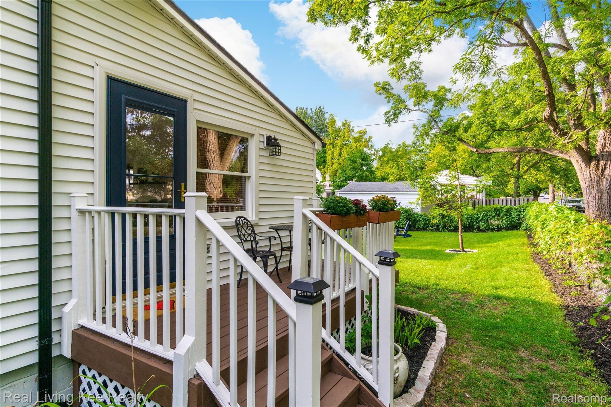 902 Fairview Avenue Rochester, MI 48307 - Photo 14 of 74 Exteriors (11 of 20).jpg