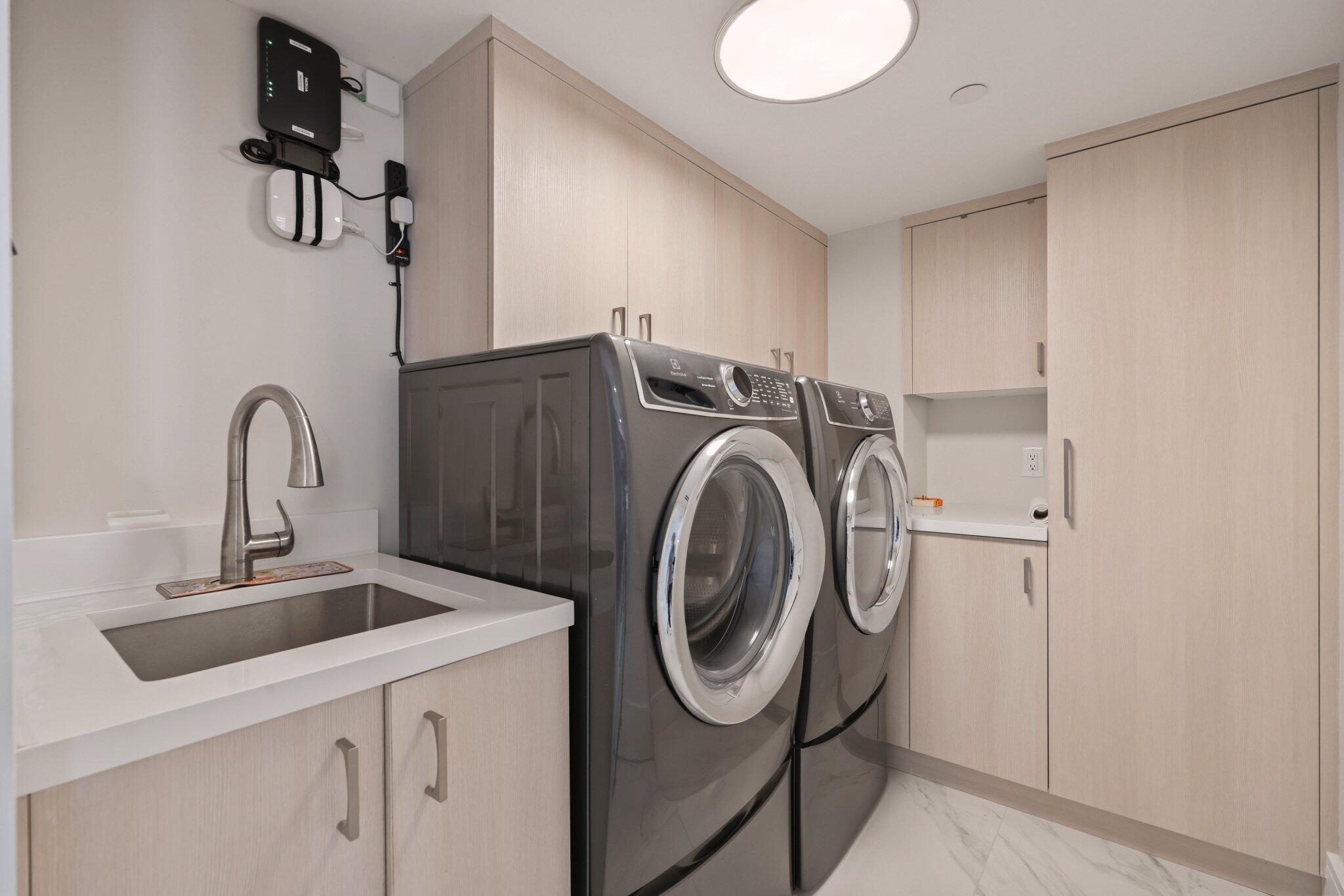 5380 North Ocean Drive, Unit 24I Riviera Beach, FL 33404 - Photo 46 of 62 Laundry room