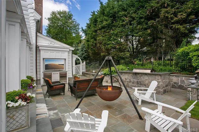 a view of outdoor space yard deck and patio