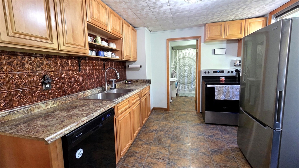 28 Cross Road Uxbridge, MA 01569 - Photo 13 of 40 Gallery Image 13
