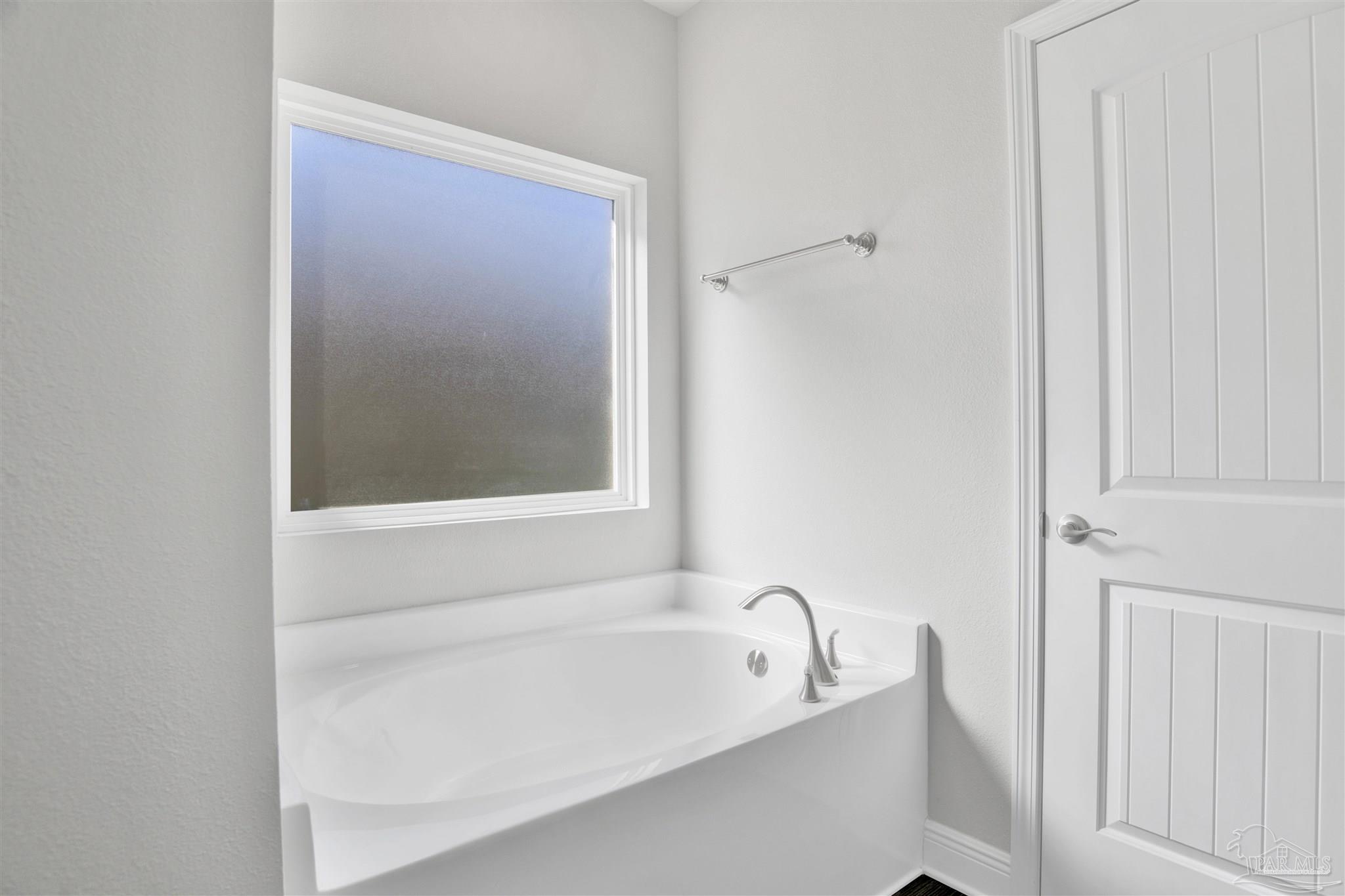 12295 Pinfish Road Pensacola, FL 32506 - Photo 20 of 34 a bathroom with a bathtub