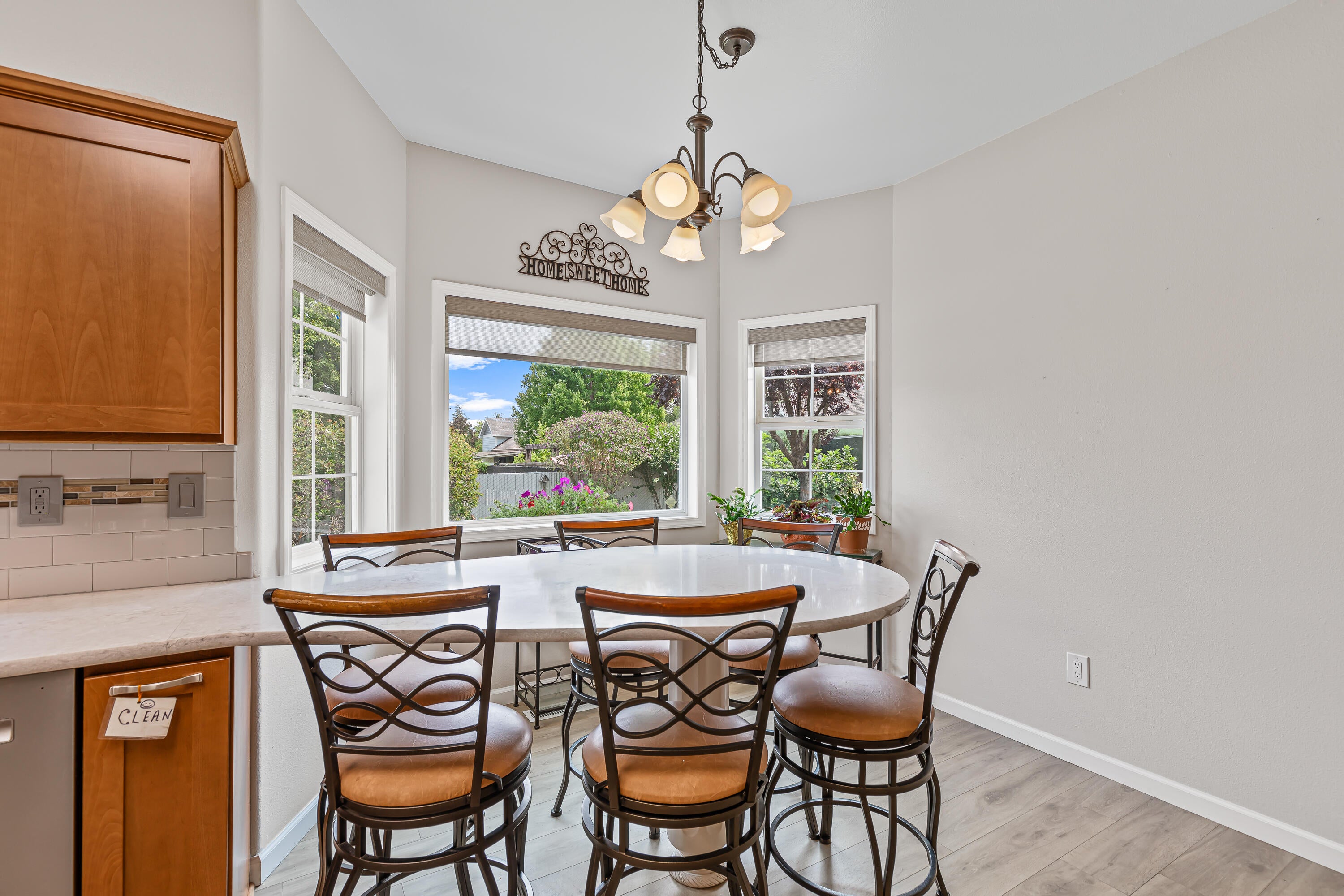 3821 Hilsinger Road Phoenix, OR 97535 - Photo 13 of 47 Breakfast nook