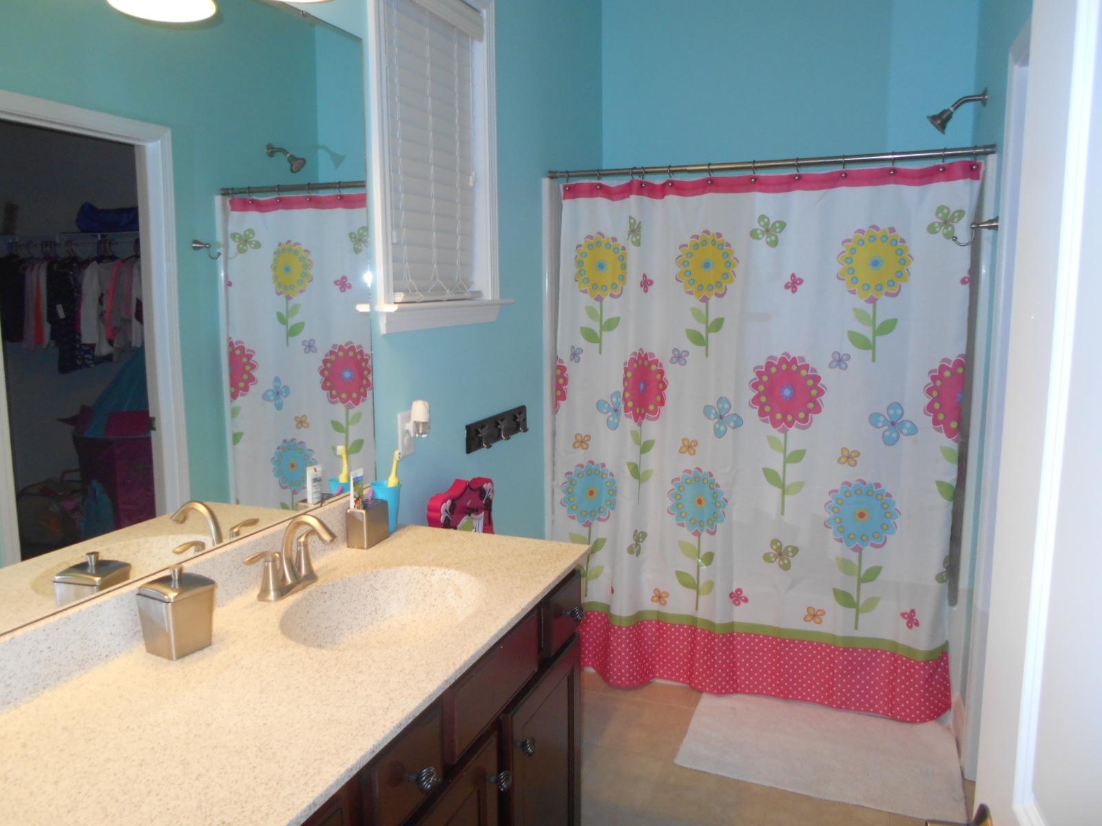 338 Decatur Drive Summerville, SC 29486 - Photo 4 of 31 Princess' bathroom