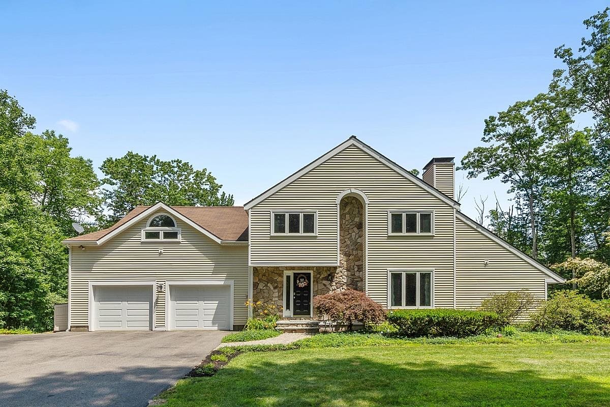 27 Blossom Road Windham, NH 03087 - Photo 1 of 25