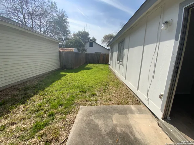 a view of backyard with pathway
