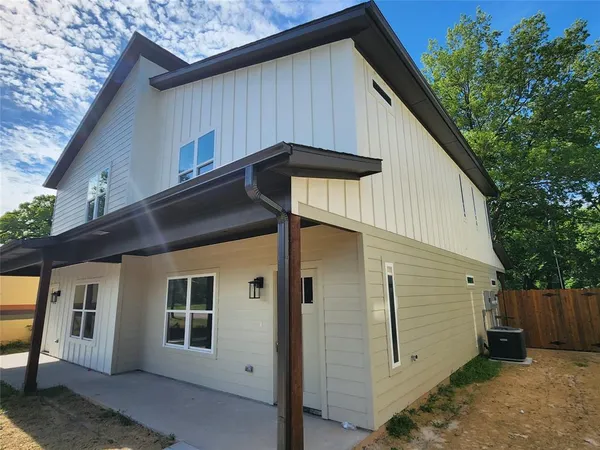 $1,900 | 211 Trinity Street, Bridgeport, TX 76426