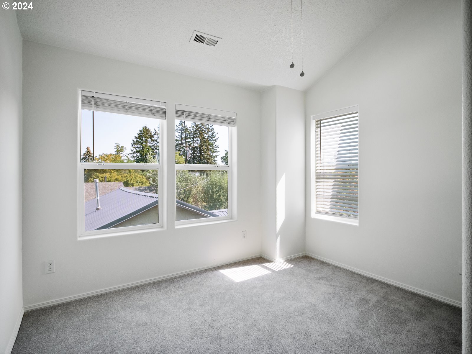 5541 Southeast Henderson Street Portland, OR 97206 - Photo 16 of 26 an empty room with windows