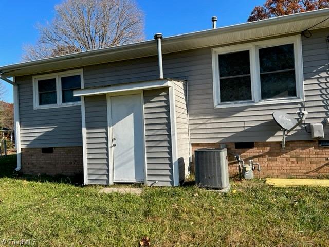 4020 Menfreya Court Winston-Salem, NC 27106 - Photo 6 of 16 Back of house 1 year old AC