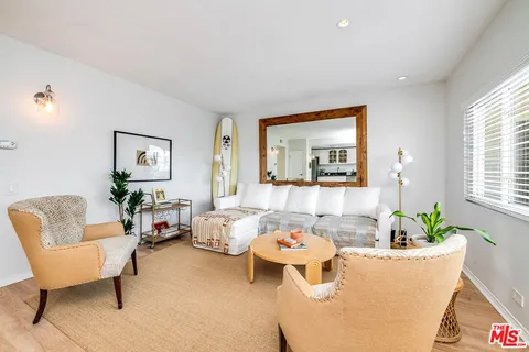 $818,000 | 445 Washington Boulevard, Unit 10, Marina del Rey, CA 90292