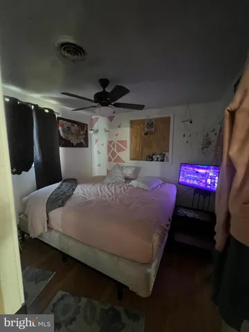 a view of a back yard