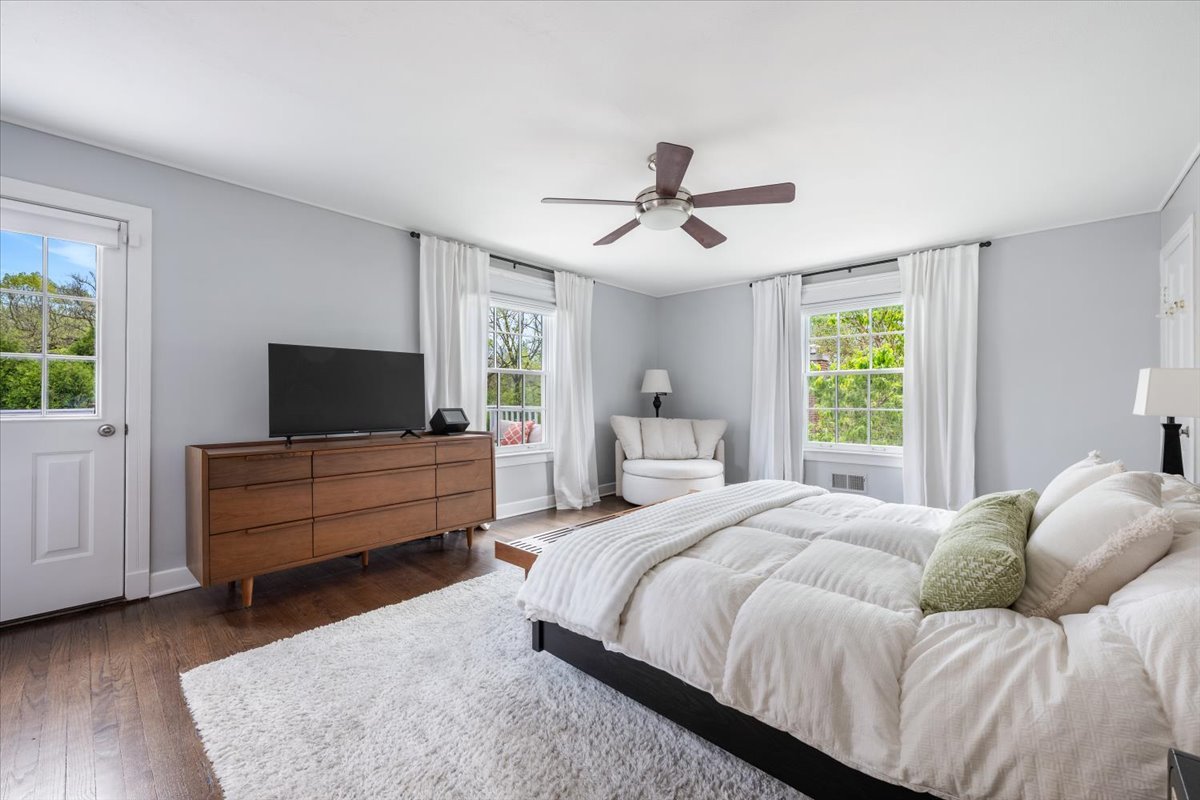 910 Chippewa Lane Wilmette, IL 60091 - Photo 18 of 38 a bedroom with a bed and a flat screen tv