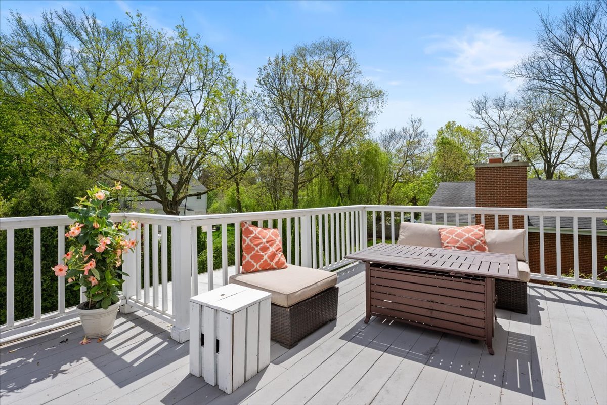 910 Chippewa Lane Wilmette, IL 60091 - Photo 22 of 38 a view of a wooden deck