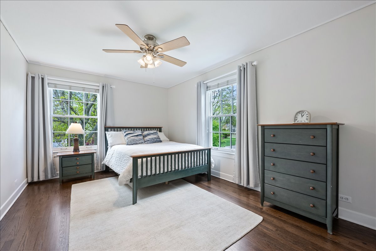 910 Chippewa Lane Wilmette, IL 60091 - Photo 24 of 38 a bedroom with a bed and a window