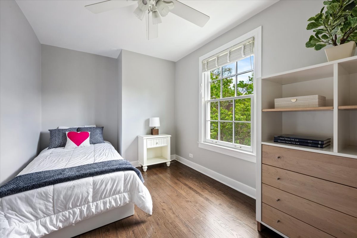 910 Chippewa Lane Wilmette, IL 60091 - Photo 25 of 38 a bedroom with a bed and a window