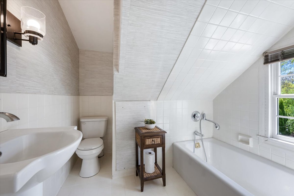 910 Chippewa Lane Wilmette, IL 60091 - Photo 32 of 38 a bathroom with a sink and bathtub